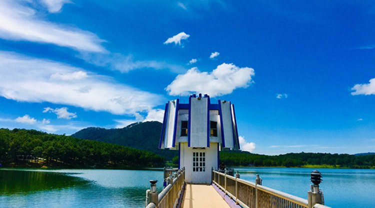 Discover the beauty of Tuyen Lam Lake in Dalat Vietnam