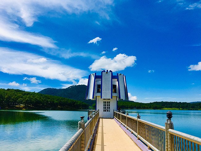 Discover the beauty of Tuyen Lam Lake in Dalat Vietnam
