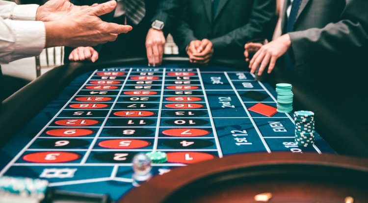 Online Casinos vs Land-Based Casinos: Key Differences & Future Outlook