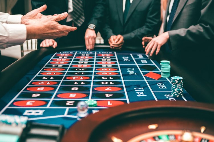 Online Casinos vs Land-Based Casinos: Key Differences & Future Outlook