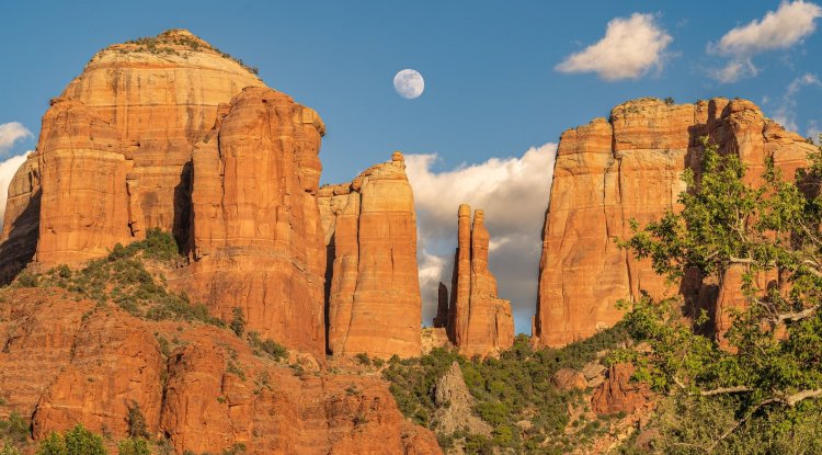 Unveiling the Majestic Beauty of Cathedral Rock in 2023