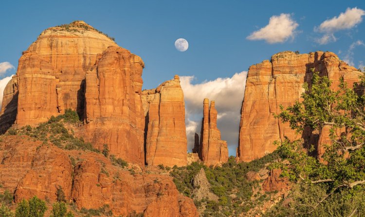 Unveiling the Majestic Beauty of Cathedral Rock in 2023