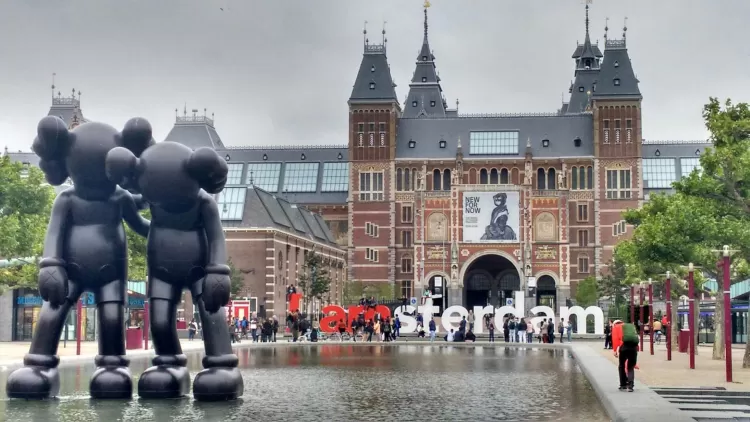 Top 5 Must-See Attractions in Amsterdam: A Traveler’s Guide
