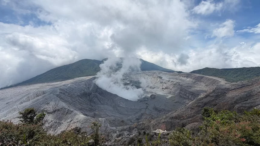 Costa Rica 5-Day Itinerary 2026: Volcanoes, Beaches, Hot Springs &amp; Luxury Resorts